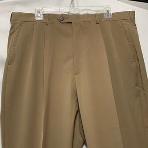Mens tan HAGGAR slacks Sz 38w 32l. Slight pull of thread near top  see pic